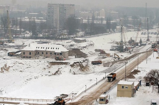W czwartek w południe rozpoczęło się wyburzanie ostatniego budynku na środku placu budowy dworca Łódź Fabryczna.