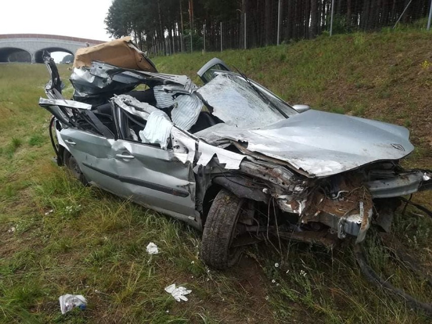 Groźny wypadek na A2. Renault wyglądał po nim okropnie... Na miejsce przyleciał helikopter [GALERIA]