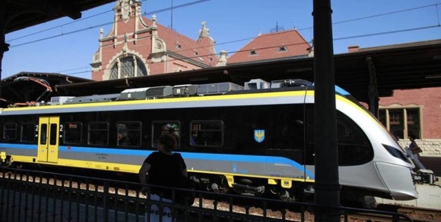 Wszystkie pociągi pasażerskie zatrzymują się już na stacji Opole Główne.