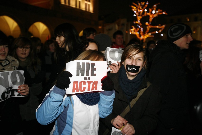 Manifestanci podczas demonstracji "Nie dla ACTA" w Krakowie