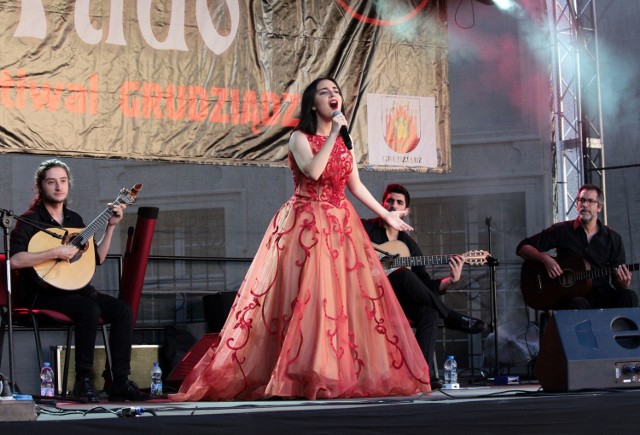 Pierwszy dzień III Festiwalu Fado w Grudziądzu za nami. W piątkowy wieczór wystąpili: Mara Pedro z Portugalii, Jerzy Filar, Tania Oleiro z Portugalii oraz Caravana Banda z Magdaleną Navarrete.  Natomiast w sobotni wieczór na dziedzińcu muzeum wystąpią Telmo Pires, projekt Amalia Cantar oraz Stanisława Celińska z zespołem. Koncerty prowadzi Marcin Kydryński.