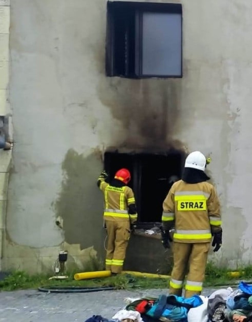 Pożar w pow. mikołowskim. Matka z trojką dzieci uciekała przed ogniem. Pięcioosobowa rodzina straciła dach nad głową. 