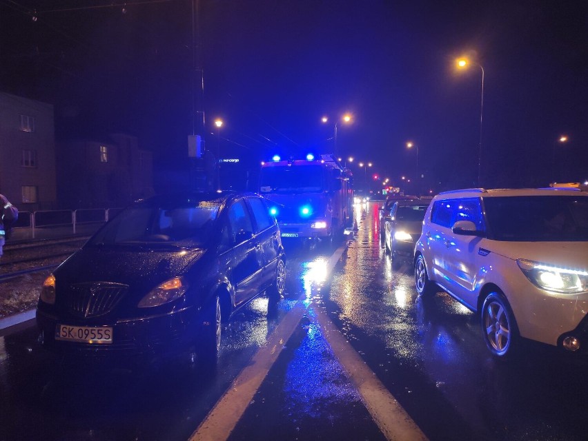 Wypadek obok OBI w Katowicach. Samochód osobowy uderzył w słup trakcyjny  na ul. Kościuszki
