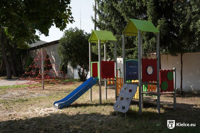 Przy Szkole Podstawowej numer 2 w Kielcach przy ulicy Kościuszki powstały nowe boiska i plac zabaw dla dzieci. 

Zobacz zdjęcia