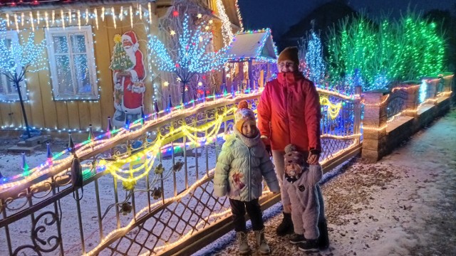 Świąteczna iluminacja domu państwa Rogóżów w Borzęcinie jest atrakcją w sezonie bożonarodzeniowym, 27.12.2021