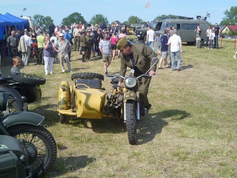 Miłośnicy pojazdów militarnych zjechali do Sypniewa