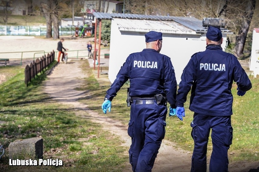 Wzmożone patrole policji kontrolują, jak zakazów na czas...