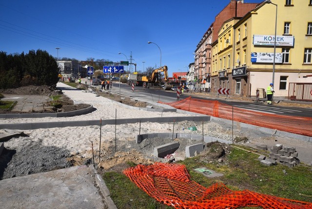Trwa budowa ścieżek rowerowych wzdłuż ulicy Kruszwickiej oraz wokół Placu Poznańskiego w Bydgoszczy.