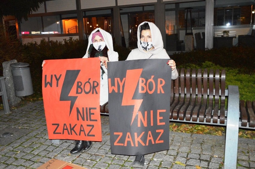 Kolejny protest kobiet w Bytowie. Manifestacja pod siedzibą Prawa i Sprawiedliwości 