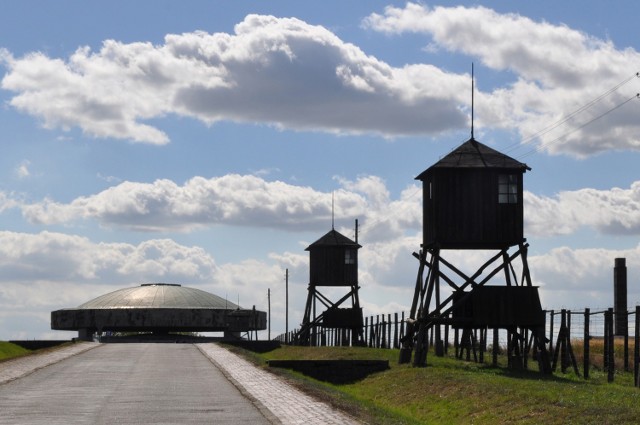 Wydarzenia z kraju i ze świata 23 sierpnia

1944 – 250 polskich oficerów więzionych przez NKWD na Majdanku zostało wywiezionych do łagrów w ZSRR.