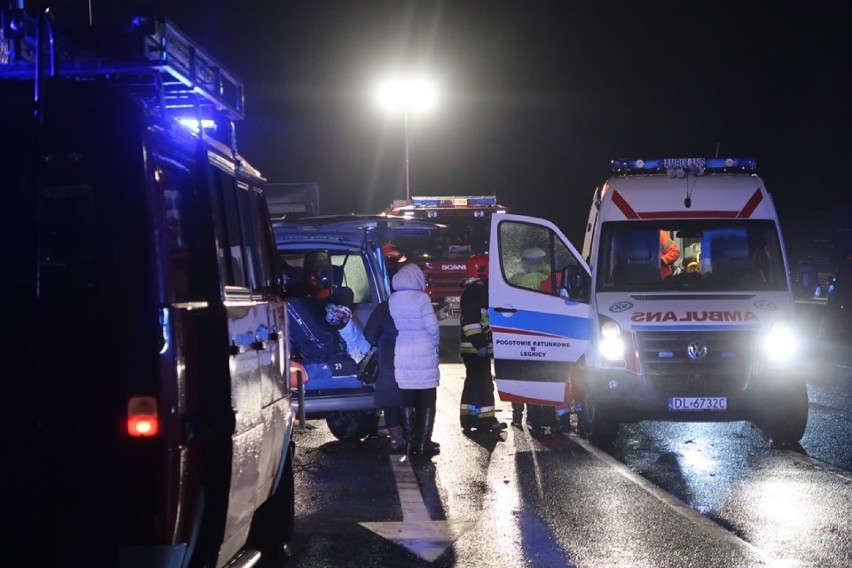 Wypadek na DK 3 w Polkowicach. Osiem osób poszkodowanych.  AKTUALIZACJA