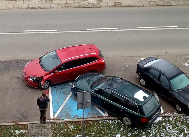 Ford focus, którym kierował 19-latek, staranował trzy samochody zaparkowane przy ul. Szajnochy.