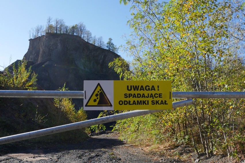 Absolutnie zabroniony jest wstęp poza barierki. Teren jest...