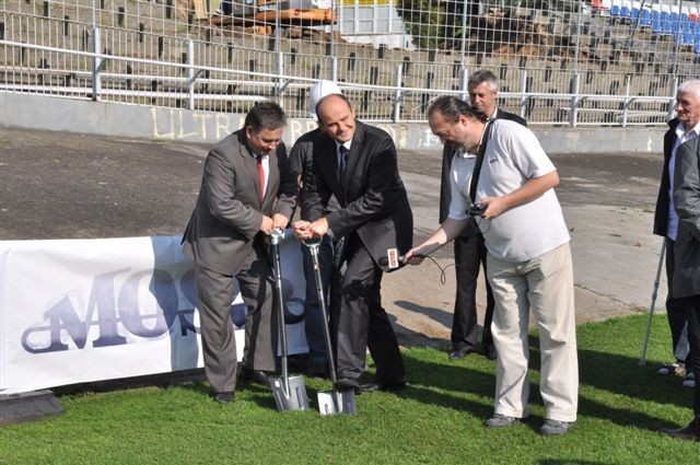 Start budowy stadionu lekkoatletycznego - pierwsza łopata wbita