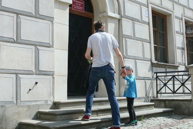 Pan Marcin zaprowadził w poniedziałek do przedszkola na Starym Mieście swojego pięcioletniego synka