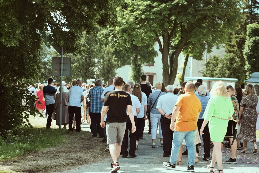 Boże Ciało 2022. Nawet w mniejszych miejscowościach pojawiają się tłumy. Tak świętowali parafianie w Kumowie. Fotorelacja