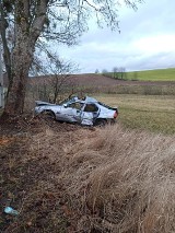 Wypadek na trasie Liniewo - Orle. Kierowca hondy uderzył w drzewo. Cztery osoby zostały ranne 