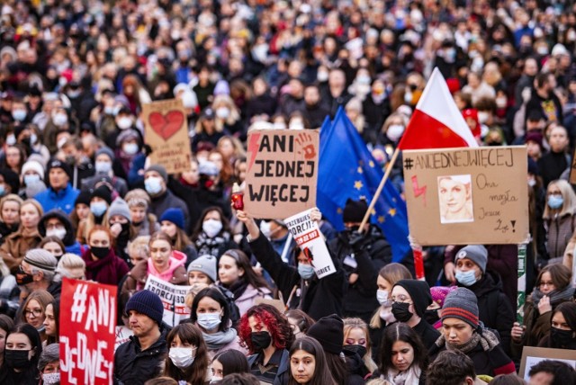 Protest rozpoczął się na krakowskim Rynku, potem manifestanci przenieśli się pod kurię na Franciszkańską i siedzibę PiS na Retoryka.