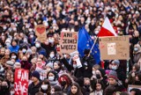 Kraków. Manifestacja "Ani jednej więcej! Marsz dla Izy". Tysiące krakowian na Rynku i ulicach miasta [ZDJĘCIA]