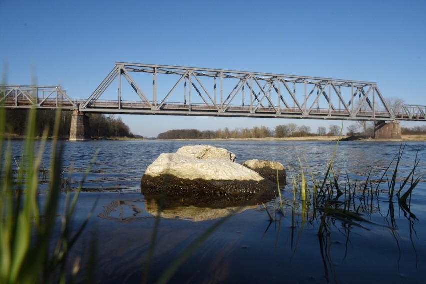 Zdjęcia ścieżki rowerowej na moście w Stanach, koło Nowej...