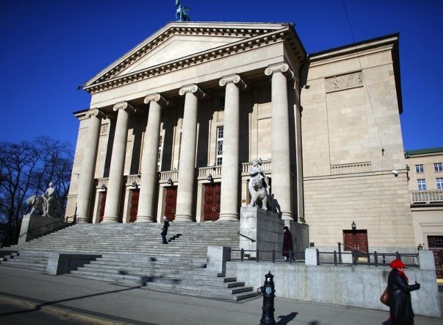 Teatr Wielki im. Stanisława Moniuszki w Poznaniu


Przy ulicy Fredry 9 wznosi się neoklasycystyczny budynek Opery Poznańskiej. 

Pierwszy spektakl odbył się tu  w 1910 roku i był to "Czarodziejski flet" W. A. Mozarta.

Po obu stronach monumentalnych schodów stoją rzeźby: kobiety na lwie i mężczyzny z idącą przy nim panterą. Co ciekawe, w planach miała to być samica, lecz źle opłacony rzeźbiarz dorobił jej genitalia.

Budynek wieńczy rzeźba pegaza, który jest symbolem poznańskiego Teatru Wielkiego.

Czytaj więcej o Teatrze Wielkim w Poznaniu