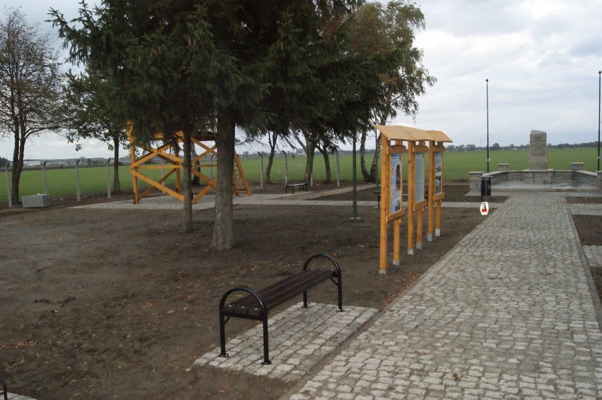 Zakończyła się budowa ścieżki pieszo-rowerowej z Grodziska do Młyniewa. Powstało również miejsce pamięci. Jak wygląda? [GALERIA ZDJĘĆ]