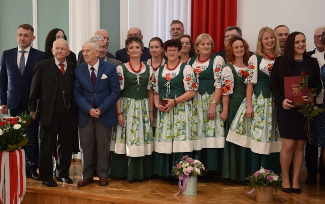 Zasłużeni dla powiatu wraz z gospodarzami powiatu grudziądzkiego oraz poszczególnych gmin. Kto i za co otrzymał tytuł czytaj w podpisach pod kolejnymi zdjęciami >>>>> 