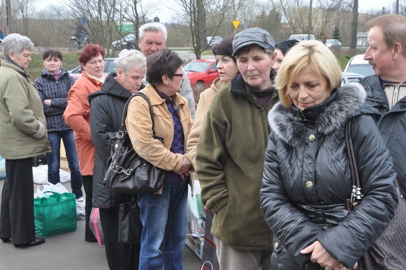 Drzewko za makulaturę w Kartuzach. Galeria zdjęć z akcji ekologicznej