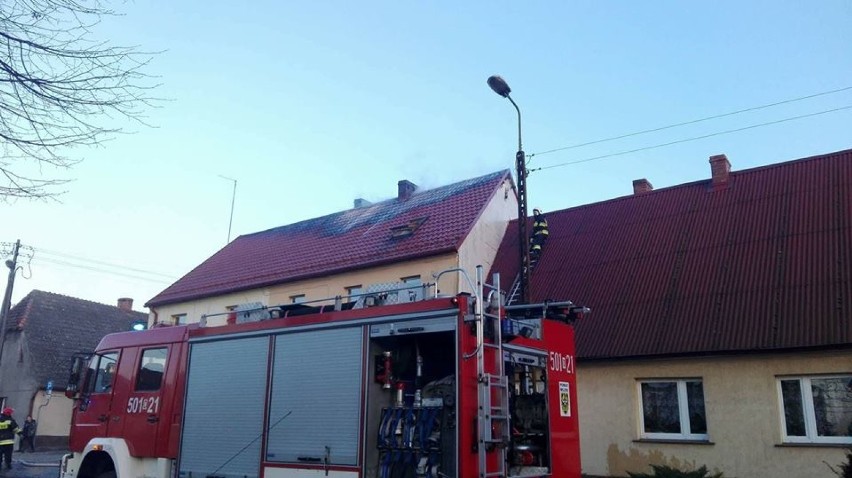 Groźny pożar w budynku mieszkalnym w sąsiednim Cieszkowie. Pogorzelcy liczą na naszą pomoc [ZDJĘCIA]