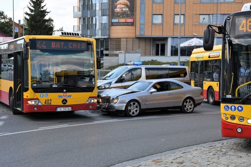 Zderzenie autobusu z osobowym mercedesem w centrum Kielc. Gigantyczne korki! 