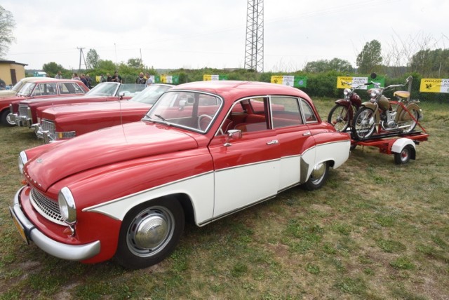 Majówka w Kargowej w 2019 roku. Wtedy odbył się tutaj zlot zabytkowych aut. 

Festyny, wycieczki rowerowe, bicie rekordu Guinnessa na gitarowym moście. Przez ostatnie lata podczas majowych dni wolnych w Lubuskiem sporo się działo. W dobie obostrzeń wynikających z epidemii koronawirusa, przypomnijmy sobie te dawne czasy. I powspominajmy, jak świetnie się bawiliśmy jeszcze nie tak dawno temu. 

Wideo: Tak bawiliśmy się na Maluchowej Majówce w Łagowie w 2019 roku: 