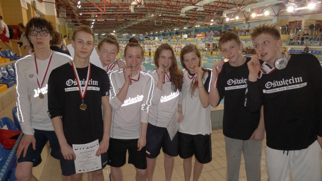 Grupa oświęcimskich pływaków prezentuje zdobyte trofea w zimowych mistrzostwach Polski 15-latków w Dębicy.