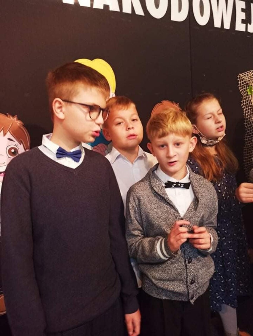 Dzieci z oleśnickiej podstawówki uczciły Dzień Edukacji Narodowej (ZDJĘCIA)