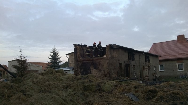 Groźny pożar w Zakrzewie. Zobacz zdjęcia z akcji ratowniczej