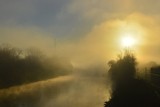 Zjawiskowy poranek nad Odrą w Głogowie. Mgła i wschód Słońca zgotowały widowisko. ZDJĘCIA