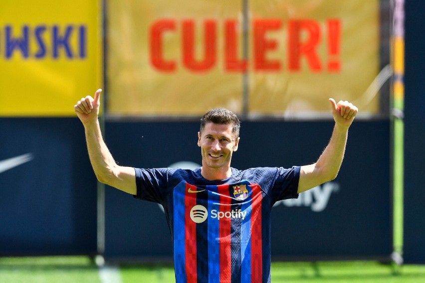 Robert Lewandowski powitany na Camp Nou! Warszawiak zagra z "dziewiątką" na plecach