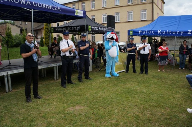 Festyn rodzinny w Okradzionowie z udziałem dąbrowskich policjantów