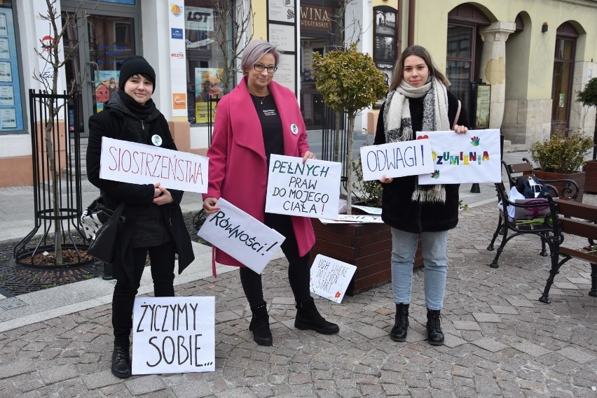 Przedstawicielki Tęczowego Tarnowa wyszły na ulice, żeby przekazać kobietom niecodzienne życzenia [ZDJĘCIA]