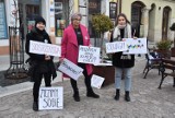 Przedstawicielki Tęczowego Tarnowa wyszły na ulice, żeby przekazać kobietom niecodzienne życzenia [ZDJĘCIA]