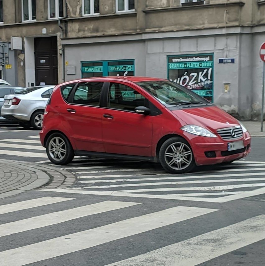 Tak nie wolno parkować! A oni parkują! Święte Krowy z Wrocławia. Zobacz "mistrzów" (FOTO)