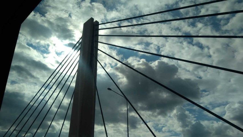 Fragment mostu Milenijnego na trasie na Osobowice. Symboliczne połączenie nieba z ziemą