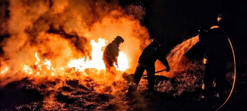 Binarowa. Nocna akcja druhów - płonęło mokre siano. Z kolei w Łużnej od iskrzącej sieci elektrycznej zapaliła się sucha trawa