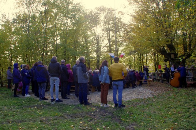 Niedzielny koncert i różaniec odbyły się przy grabie na Kokoczu, gdzie według przekazów, mieli być grzebani mieszkańcy okolicznych miejscowości - ofiary epidemii na cholerę i tyfus. Więcej zdjęć w galerii!