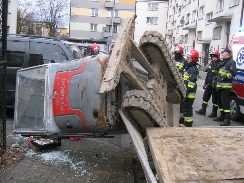 Przewrócona minikoparka na osiedlu Parkowym. Przygnieciony młody mężczyzna [ZDJĘCIA]