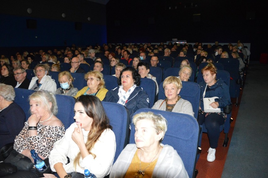 Łeba. Owacja na stojąco za wystawienie utworu "Moralność pani Dulskiej" w Kinie Rybak