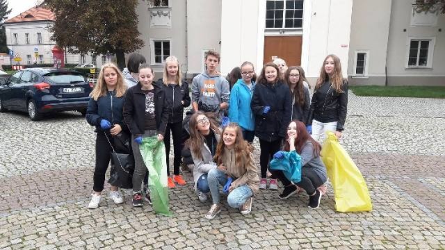 Uczniowie SP nr 16 w Kaliszu wzięli udział w akcji sprzątania świata