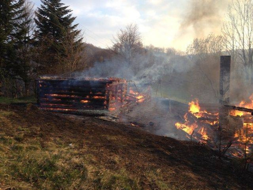 Dziewięć jednostek straży pożarnych przez pięć godzin gasiło gorejące gospodarstwo w Kokuszce