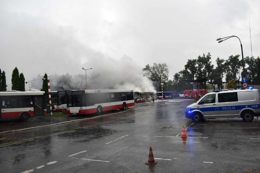 Trzy autobusy miejskie spłonęły w zajezdni MPK w Nowym Sączu. Co się tam stało? [ZDJĘCIA]