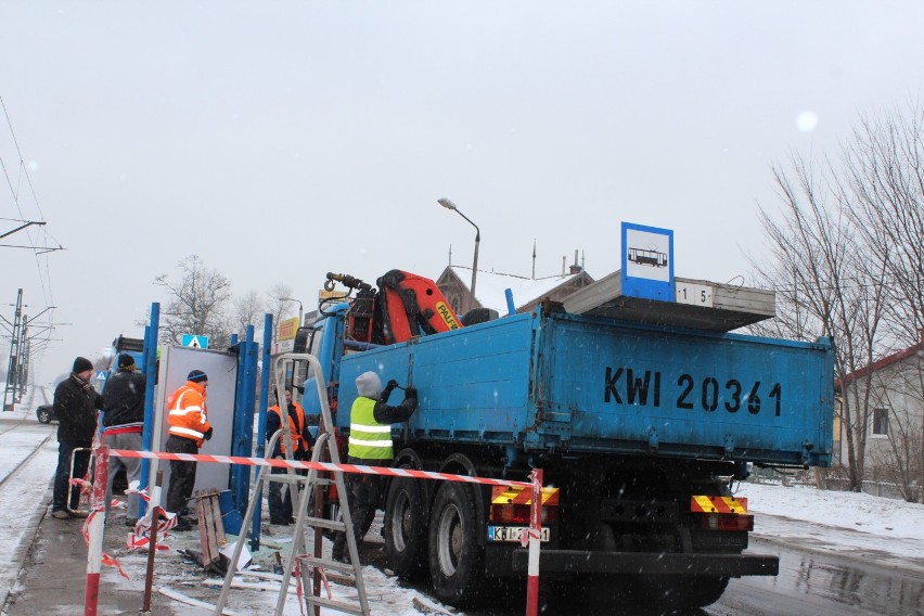 Wypadek w Krakowie: 19-latek wjechał w przystanek. Są ranni