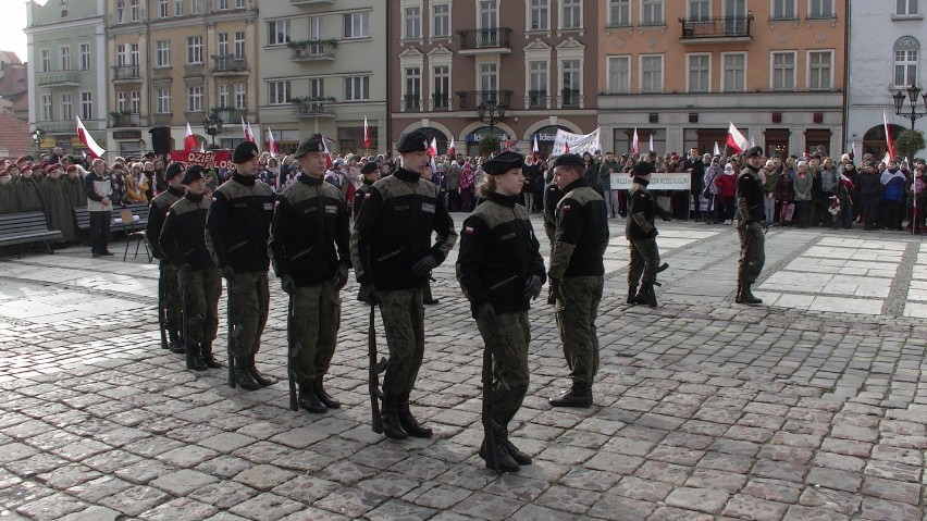 Musztra paradna w wykonaniu klasy mundurowej V LO w Kaliszu